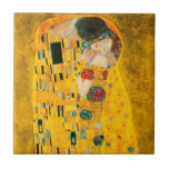 Gustav Klimt the Kiss Kakelplatta<br><div class="desc">Tile med Gustav Klimts oljemålning med guld löv Kiss (1908). En man och kvinna,  som bär briljant gyllene färg,  tar gärna till sig och kysser i ett fält av blommor. En underbar gåva till fläkt av Art nouveau och österrikisk konst.</div>