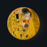 Gustav Klimt the Kiss Knapp<br><div class="desc">Knapp med Gustav Klimts oljemålning med guld löv Kiss (1908). En man och kvinna,  som bär briljant gyllene färg,  tar gärna till sig och kysser i ett fält av blommor. En underbar gåva till fläkt av Art nouveau och österrikisk konst.</div>