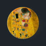 Gustav Klimt the Kiss Knapp<br><div class="desc">Knapp med Gustav Klimts oljemålning med guld löv Kiss (1908). En man och kvinna,  som bär briljant gyllene färg,  tar gärna till sig och kysser i ett fält av blommor. En underbar gåva till fläkt av Art nouveau och österrikisk konst.</div>