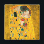 Gustav Klimt the Kiss Magnet<br><div class="desc">Magnet med Gustav Klimts oljemålning med guld löv Kiss (1908). En man och kvinna,  som bär briljant gyllene färg,  tar gärna till sig och kysser i ett fält av blommor. En underbar gåva till fläkt av Art nouveau och österrikisk konst.</div>