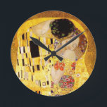 Gustav Klimt the Kiss Rund Klocka<br><div class="desc">Gustav Klimt Kiss Gustav Klimt använde guld i sitt vackra arbete med kvinnor och dekorativa konst i art nouveau. Klimtmålningen kallades "The Kiss" och är det mest välkända art nouveau han någonsin målat upp. Gustav Klimt-målningen är av en kvinna och man i art nouveau i ett omfamnande. Färg är överväldigande...</div>