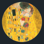 Gustav Klimt the Kiss Runt Klistermärke<br><div class="desc">Stickers med Gustav Klimts oljemålning med guld löv Kiss (1908). En man och kvinna,  som bär briljant gyllene färg,  tar gärna till sig och kysser i ett fält av blommor. En underbar gåva till fläkt av Art nouveau och österrikisk konst.</div>