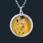 Gustav Klimt the Kiss Silverpläterat Halsband<br><div class="desc">Necklace med Gustav Klimts oljemålning med guld löv Kiss (1908). En man och kvinna,  som bär briljant gyllene färg,  tar gärna till sig och kysser i ett fält av blommor. En underbar gåva till fläkt av Art nouveau och österrikisk konst.</div>