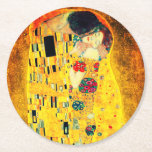 Gustav Klimt the Kiss Underlägg Papper Rund<br><div class="desc">Pappert Underlägg med Gustav Klimts oljemålning med guld löv Kiss (1908). En man och kvinna,  som bär briljant gyllene färg,  tar gärna till sig och kysser i ett fält av blommor. En underbar gåva till fläkt av Art nouveau och österrikisk konst.</div>