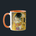 Gustav Klimt - The Kiss/Valentine Day Mugg<br><div class="desc">Kiss (på tyska Der Kuss) är en olje-on-canvas-målning med tillsats av guld löv, silver och platina av den österrikiska symbolmålaren Gustav Klimt. Målningen skildrar ett par som omfamnar varandra, deras kroppar som är indragna i utvecklade vackra plakat som dekorerats i ett stil som påverkats av contemporaryn Art nouveau stil och...</div>