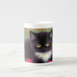 Gustav Klimt Tuxedo Cat Benporslin Mugg<br><div class="desc">Bone China Mugg med en Gustav Klimt tuxedo-katt! Denna vackra svarta och vita kattunge ligger i fält av röda,  blå,  vita och orange blommor. En fantastisk-gåva till kattälskare och österrikiska konstentusiaster!</div>