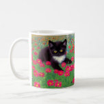 Gustav Klimt Tuxedo Cat Kaffemugg<br><div class="desc">Kaffe Mugg med en Gustav Klimt tuxedo-katt! Denna vackra svarta och vita kattunge ligger i fält av röda,  blå,  vita och orange blommor. En fantastisk-gåva till kattälskare och österrikiska konstentusiaster!</div>