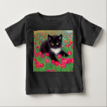 Gustav Klimt Tuxedo Cat T Shirt<br><div class="desc">T-Shirt med en Gustav Klimt tuxedo-katt! Denna vackra svarta och vita kattunge ligger i fält av röda,  blå,  vita och orange blommor. En fantastisk-gåva till kattälskare och österrikiska konstentusiaster!</div>