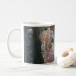 Gustav Klimt Vintage Art nouveau död och livstid Kaffemugg<br><div class="desc">Död och livstid (1908) av Gustav Klimt är en vintage av bra av Viktorian Era Symbolism med två olika inslag, Life and Death. På den lämnat döden återges en klassisk grimbok med en slipande skalle, täckt i en mörk med en religiösa kor. På högerna finns en grupp huvudsakligen unga kvinnor...</div>