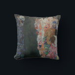 Gustav Klimt Vintage Art nouveau död och livstid Kudde<br><div class="desc">Död och livstid (1908) av Gustav Klimt är en vintage av bra av Viktorian Era Symbolism med två olika inslag, Life and Death. På den lämnat döden återges en klassisk grimbok med en slipande skalle, täckt i en mörk med en religiösa kor. På högerna finns en grupp huvudsakligen unga kvinnor...</div>