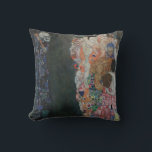 Gustav Klimt Vintage Art nouveau död och livstid Kudde<br><div class="desc">Död och livstid (1908) av Gustav Klimt är en vintage av bra av Viktorian Era Symbolism med två olika inslag, Life and Death. På den lämnat döden återges en klassisk grimbok med en slipande skalle, täckt i en mörk med en religiösa kor. På högerna finns en grupp huvudsakligen unga kvinnor...</div>