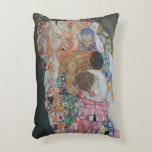 Gustav Klimt Vintage Art nouveau död och livstid Prydnadskudde<br><div class="desc">Död och livstid (1908) av Gustav Klimt är en vintage av bra av Viktorian Era Symbolism med två olika inslag, Life and Death. På den lämnat döden återges en klassisk grimbok med en slipande skalle, täckt i en mörk med en religiösa kor. På högerna finns en grupp huvudsakligen unga kvinnor...</div>
