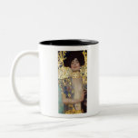 Gustav Klimts Judith och Holofernes chef Två-Tonad Mugg<br><div class="desc">Gustav Klimts Judith och Holofernes berömd (1901) 

gustav Klimt,  klimt,  art nouveau,  kyss,  guld,  symbolism,  kärlek,  vintage,  klimt freyas tårar,  klimt livets träd,  bra,  kyss,  konst,  konst,  mästerverk,  blommor,  konst,  mästare,  mästare,  konstmästare,  vackra,  blommigt,  älskare,  golden,  trädgård,  blomsterfärgning,  romantik,  romantik romantik,  porträtt,  berömd</div>