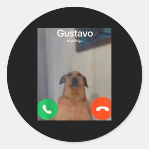 Gustavo Hunden Ringer Roligt Meme Gen Z Alpha Runt Klistermärke