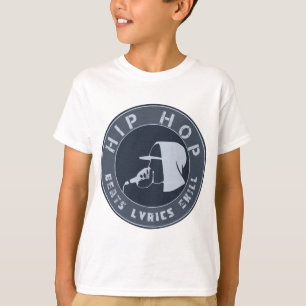 GUY IN HOODIE RAPPPPORT PÅ MIC T SHIRT