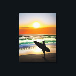 Guy on Beach med Surfa Board Sunset Canvastryck<br><div class="desc">Surfer på havets strand vid solnedgång AI-konst.</div>