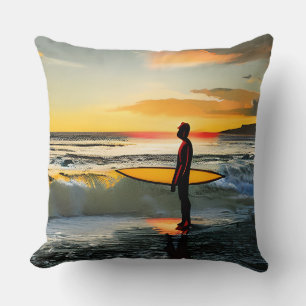 Guy on Beach med Surfa Board Sunset Kudde