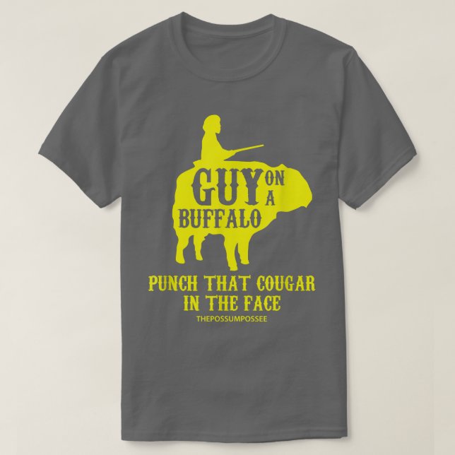 Guy på en Buffalo Slår att Cougar i Ansikte  T Shirt (Design framsida)