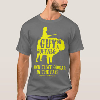 Guy på en Buffalo Slår att Cougar i Ansikte T Shirt