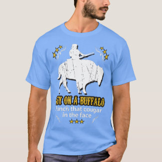Guy på en Buffalo _ Slår att Cougar i Ansikte T Shirt