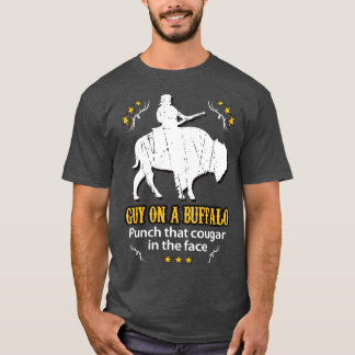 Guy på en Buffalo _ Slår att Cougar i Ansikte T Shirt