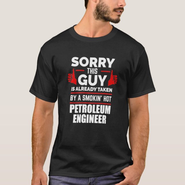 Guy tas av en Hett Petroleum Ingenjör V T Shirt (Framsida)