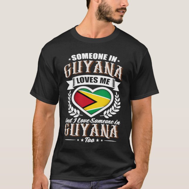 Guyana Heart Flag Someone in Guyana Loves Me T Shirt (Framsida)