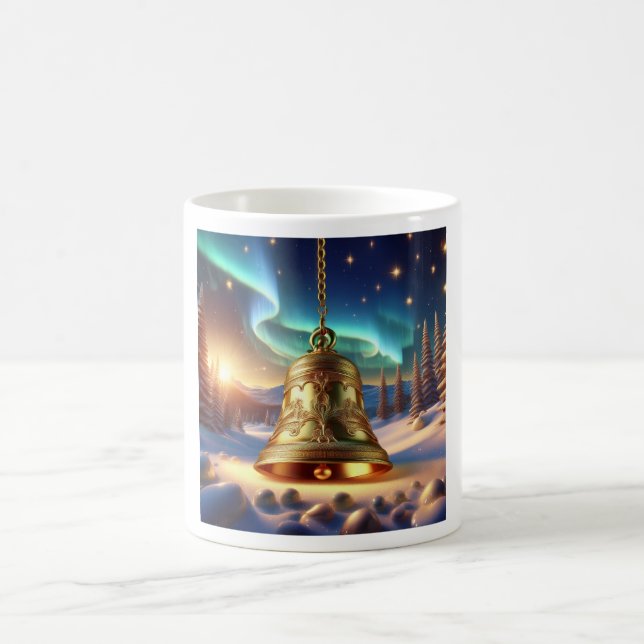 Gyllen julklocka i en snöig vinterscen kaffemugg (Center)