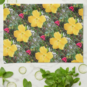 "Gyllen strålglans: Gul Hibiskusblomma på ett träd Kökshandduk