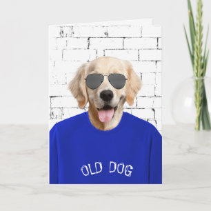 gyllene födelsedagskörning i blå t-shirt kort