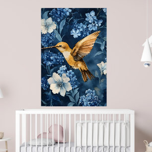 gyllene kolibri flygande bland blå och vita poster