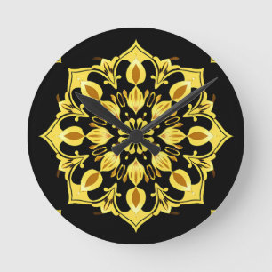 Gyllene Mandala-design med symmetriska mönster Rund Klocka