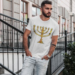 Gyllene Menorah Judisk Ljuslykta T Shirt<br><div class="desc">Fira judisk tradition med stil med denna herrtröja med en elegant illustration av en gyllene menorah. Designad med en dekorativ grafik inspirerad av Hanukkah, är denna bekväma tröja perfekt för högtidsfirande, vardagsbruk, kulturella evenemang och meningsfull vardagsmode. En bra presentidé för alla som är stolta över sin härkomst och tro.</div>