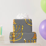 Gyllene Menorah judisk ljusstake Presentpapper<br><div class="desc">Gör varje gåva extra speciell med detta vackra gyllene menorah-papper. Med en konstnärlig Hanukkah-inspirerad illustration och varma dekorativa toner är detta festliga presentpapper perfekt för högtidliga presenter, firanden och säsongsbetonade tillfällen. Ett stilrent sätt att tillföra tradition, kultur och elegans till din gåvogivning.</div>