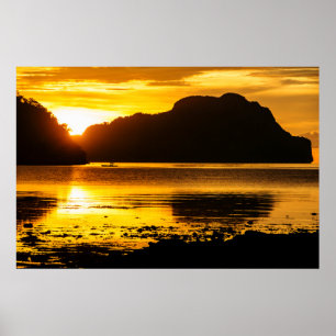 Gyllene solnedgång över viken poster