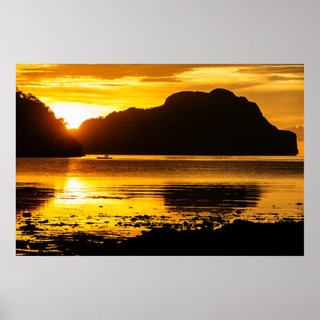 Gyllene solnedgång över viken poster (Framsidan)