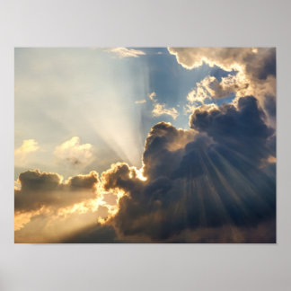 Gyllene solstrålar genom mörka moln - Inspirerande Poster