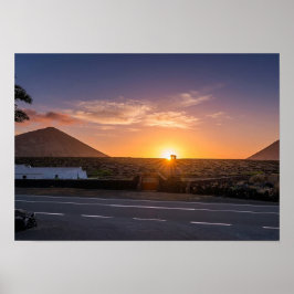 Gyllene soluppgång över Lanzarote vulkaniska vingå Poster