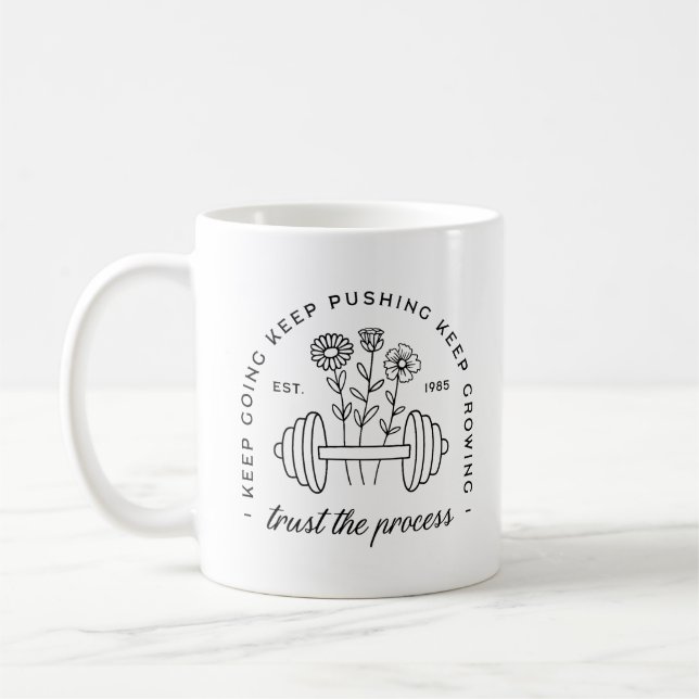 Gym-tjejen litar på processaa behållans kurser kaffemugg (Vänster)