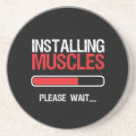 Gym Workout Fitness Body Builder Installing Muscle Underlägg<br><div class="desc">Installerar muskel. Lustigt, grymt och illa utformat för dem som åker till gymmet i springa på ett träskverk, träning och träning. Denna gym motivningsvara är underbar för bäran när man gör squats, lyfter vikt, bygger muskler. Perfekt för karosseri, gymnastiktränare och tränare. Underbar julklapp och födelsedagspresent för någon som njuter av...</div>