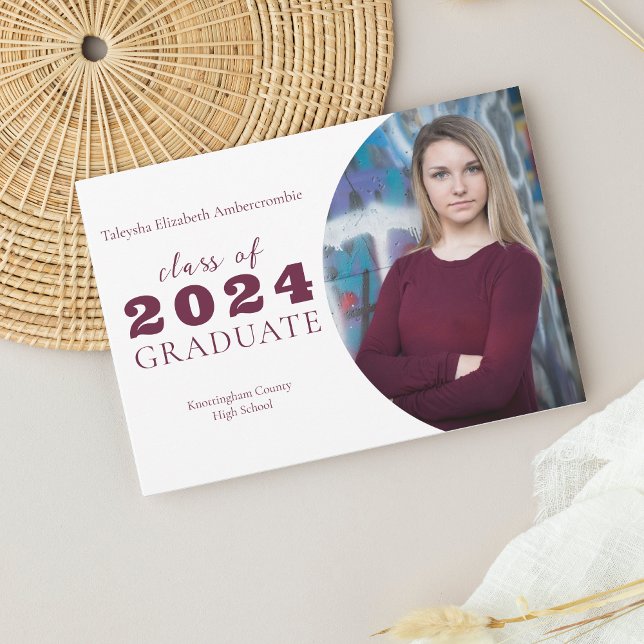 Gymnasieborg Simplex examen Meddelande (High School Graduate Classic Simple Graduation Announcement (Burgundy and Black Themes))