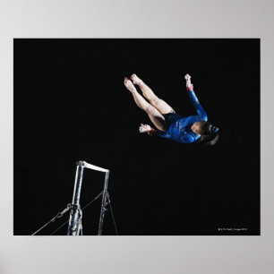 Gymnast (16-17) som dismounting ojämna pubar poster