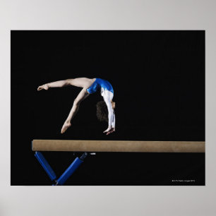 Gymnast (9-10) som bläddrar på balansbommen, sid poster