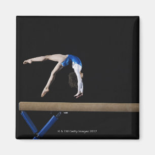 Gymnast (9-10) som bläddrar på balansbommen, sida magnet