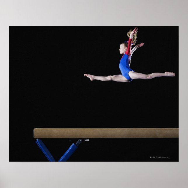 Gymnast (9-10) som går ut på baljstråle 2 poster (Framsidan)