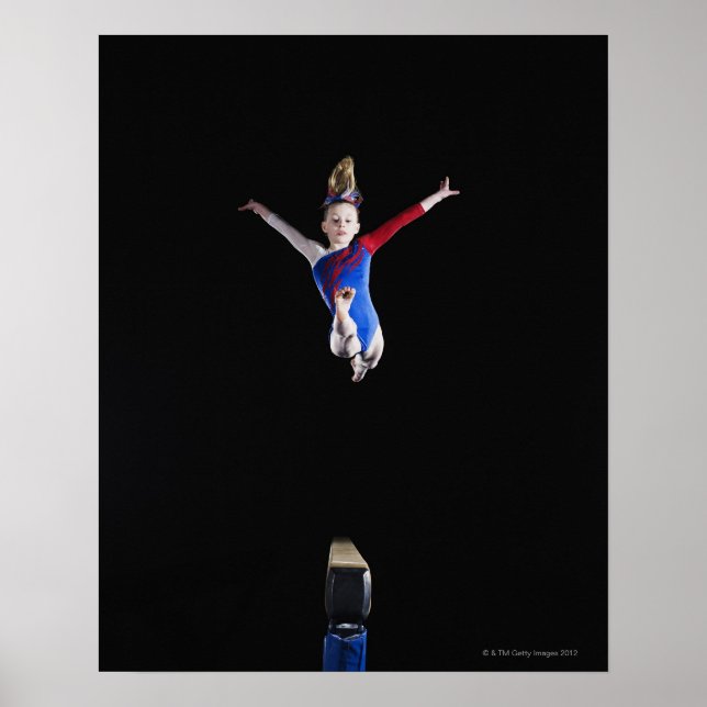 Gymnast (9-10) som går ut på baljstråle poster (Framsidan)