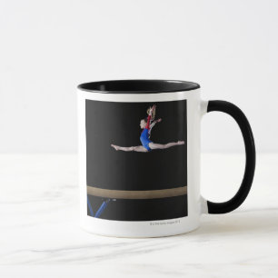 Gymnast (9-10) som hoppar på balansbom 2 mugg