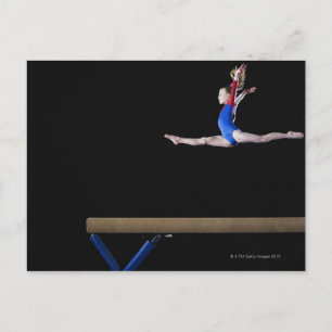 Gymnast (9-10) som hoppar på balansbom 2 vykort