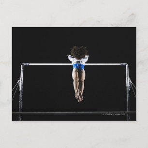 Gymnast (9-10) sträcker sig efter barr vykort