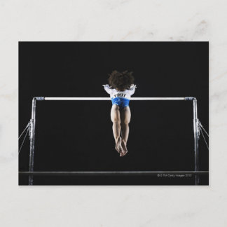 Gymnast (9-10) sträcker sig efter barr vykort